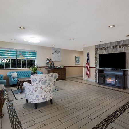 Quality Inn & Suites Medford Airport מראה חיצוני תמונה