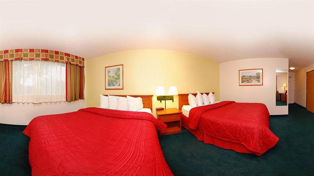 Quality Inn & Suites Medford Airport מראה חיצוני תמונה