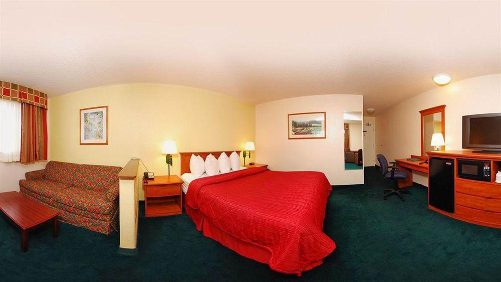 Quality Inn & Suites Medford Airport מראה חיצוני תמונה