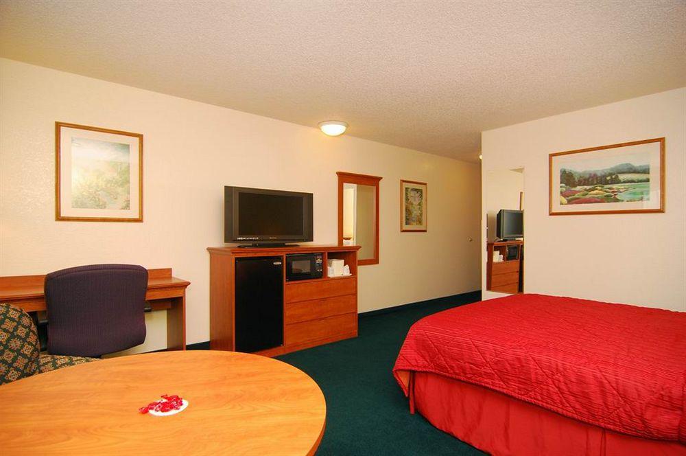 Quality Inn & Suites Medford Airport מראה חיצוני תמונה