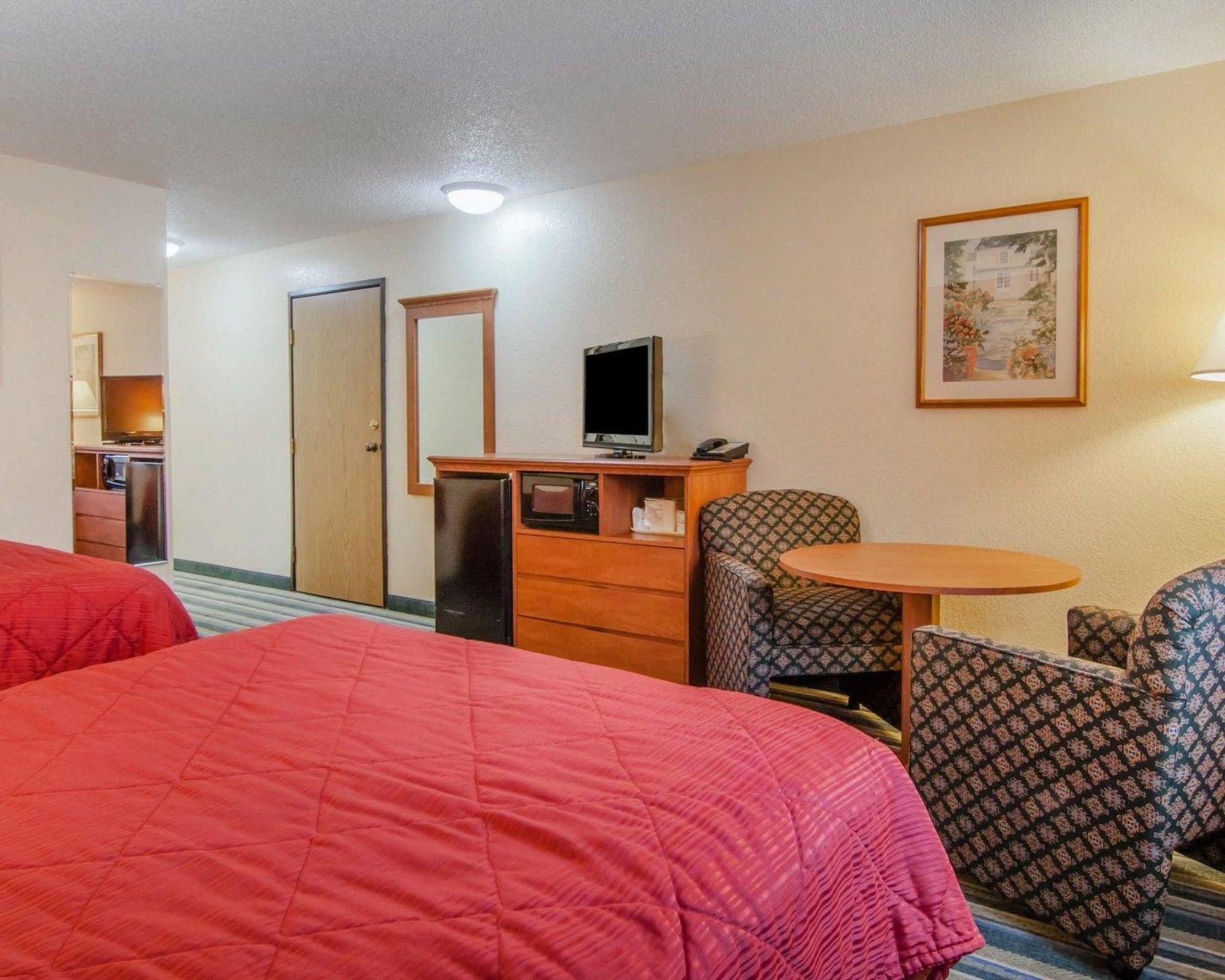 Quality Inn & Suites Medford Airport מראה חיצוני תמונה