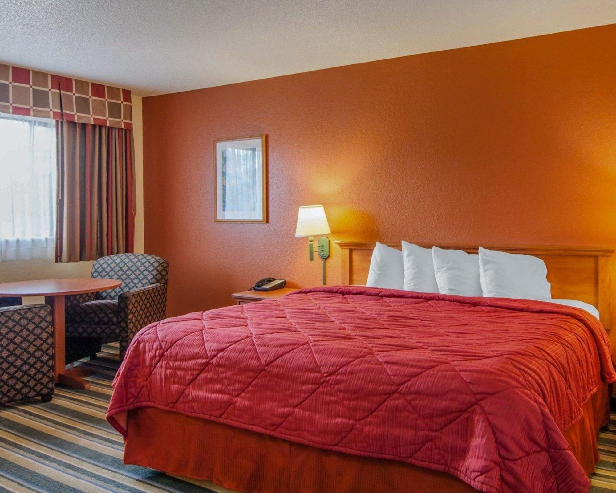 Quality Inn & Suites Medford Airport מראה חיצוני תמונה