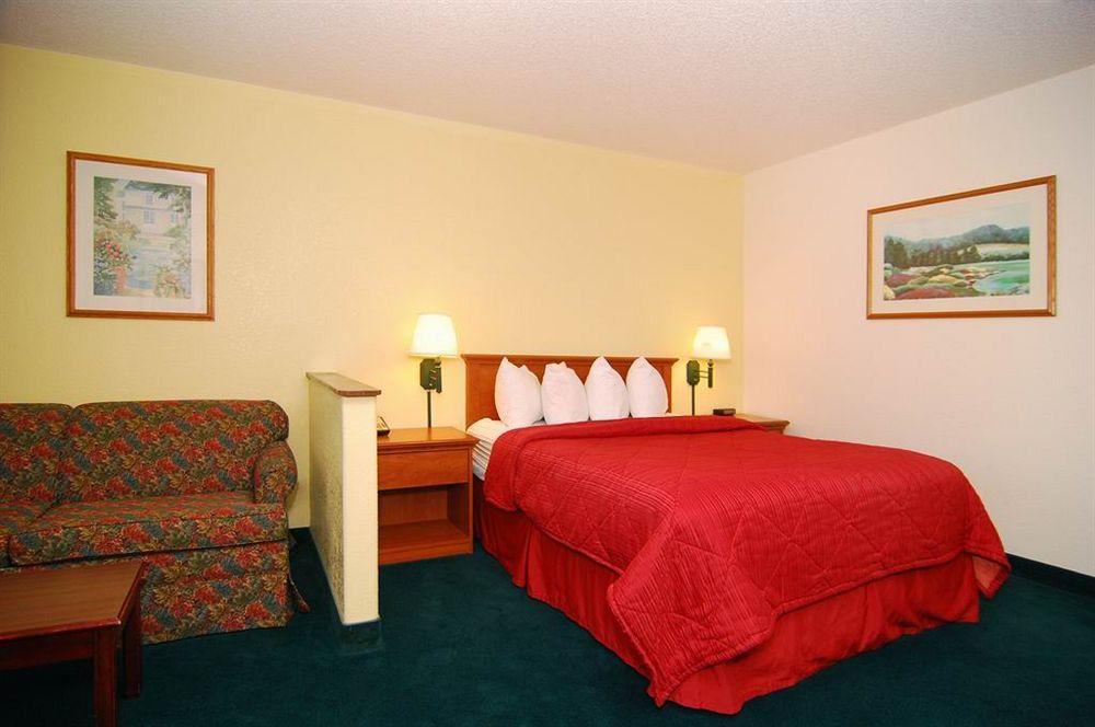 Quality Inn & Suites Medford Airport מראה חיצוני תמונה