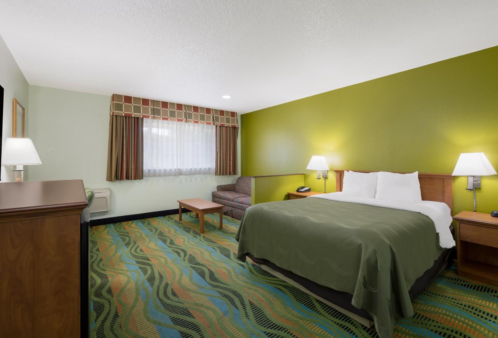 Quality Inn & Suites Medford Airport מראה חיצוני תמונה