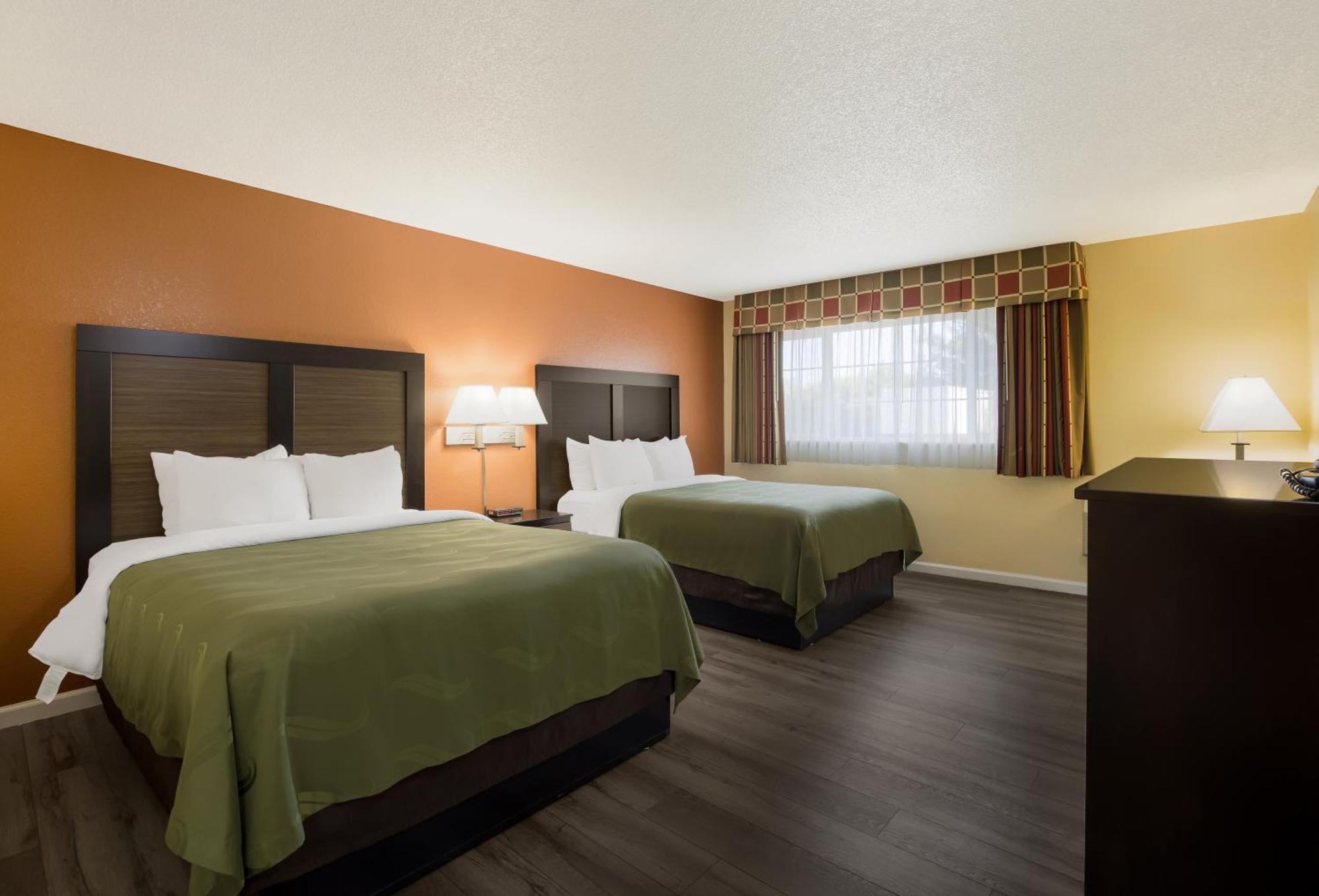 Quality Inn & Suites Medford Airport מראה חיצוני תמונה