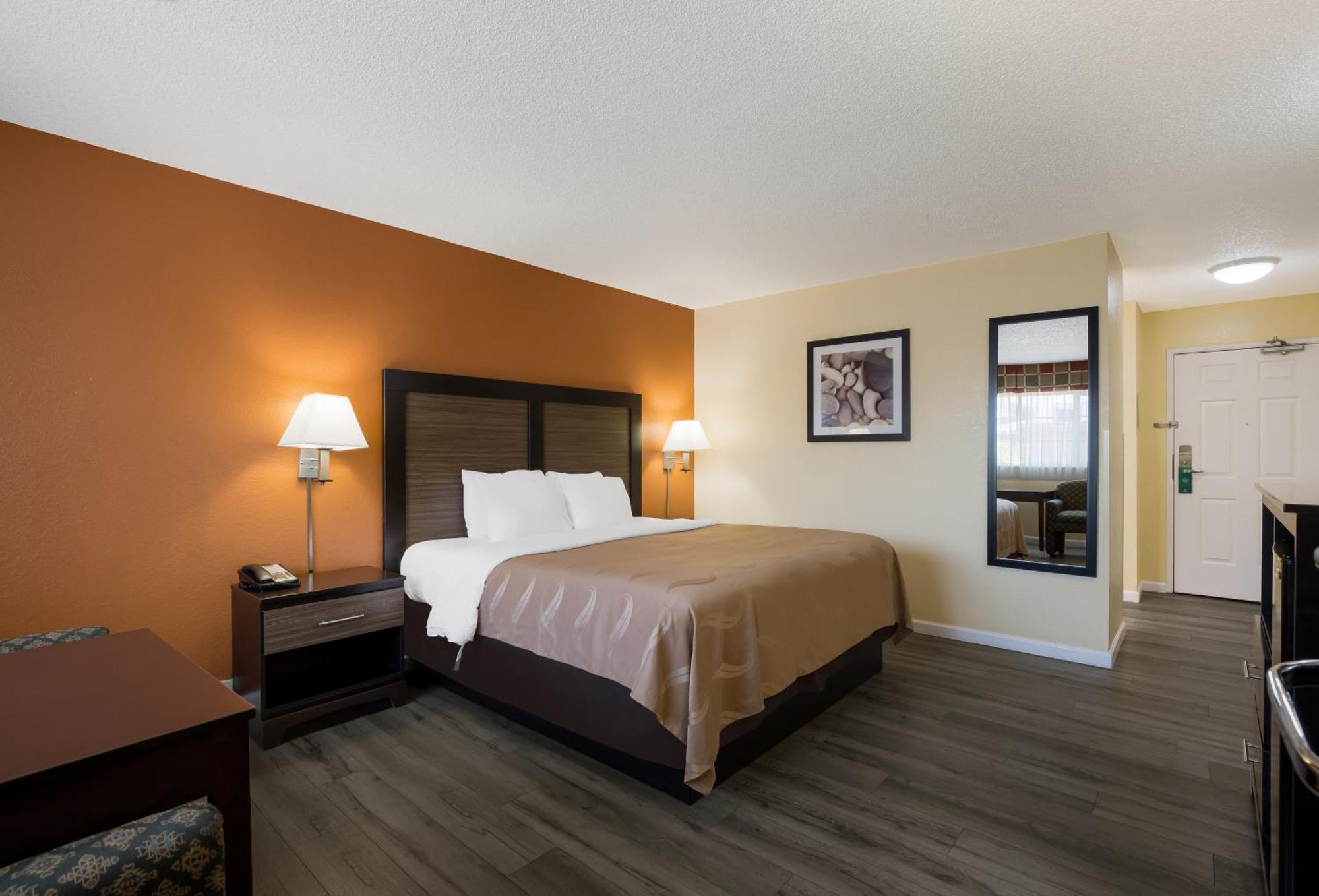 Quality Inn & Suites Medford Airport מראה חיצוני תמונה