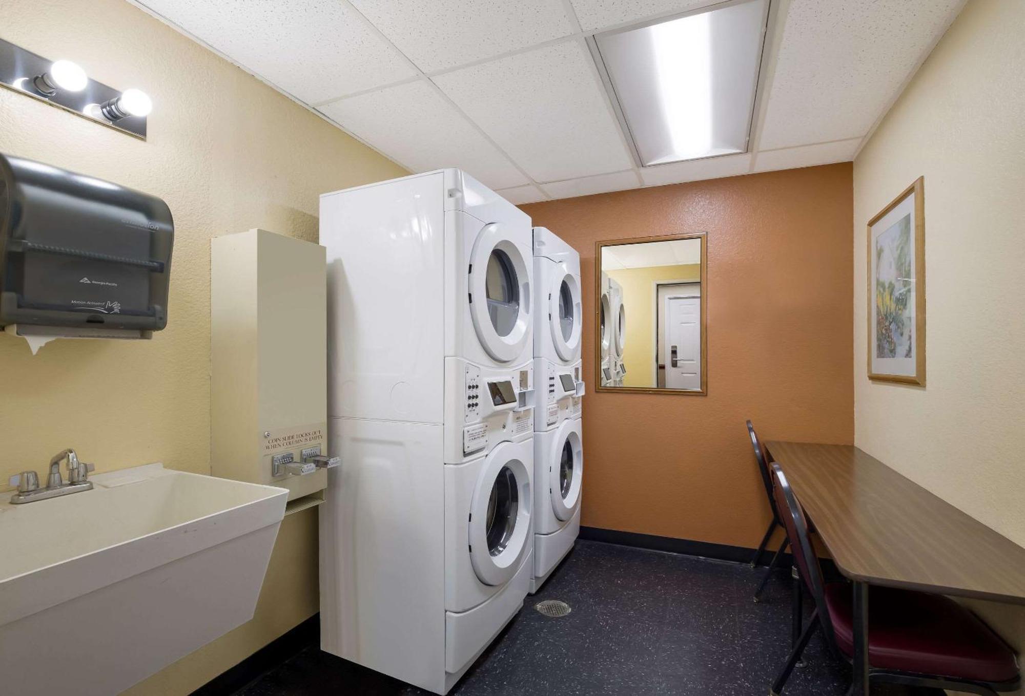 Quality Inn & Suites Medford Airport מראה חיצוני תמונה