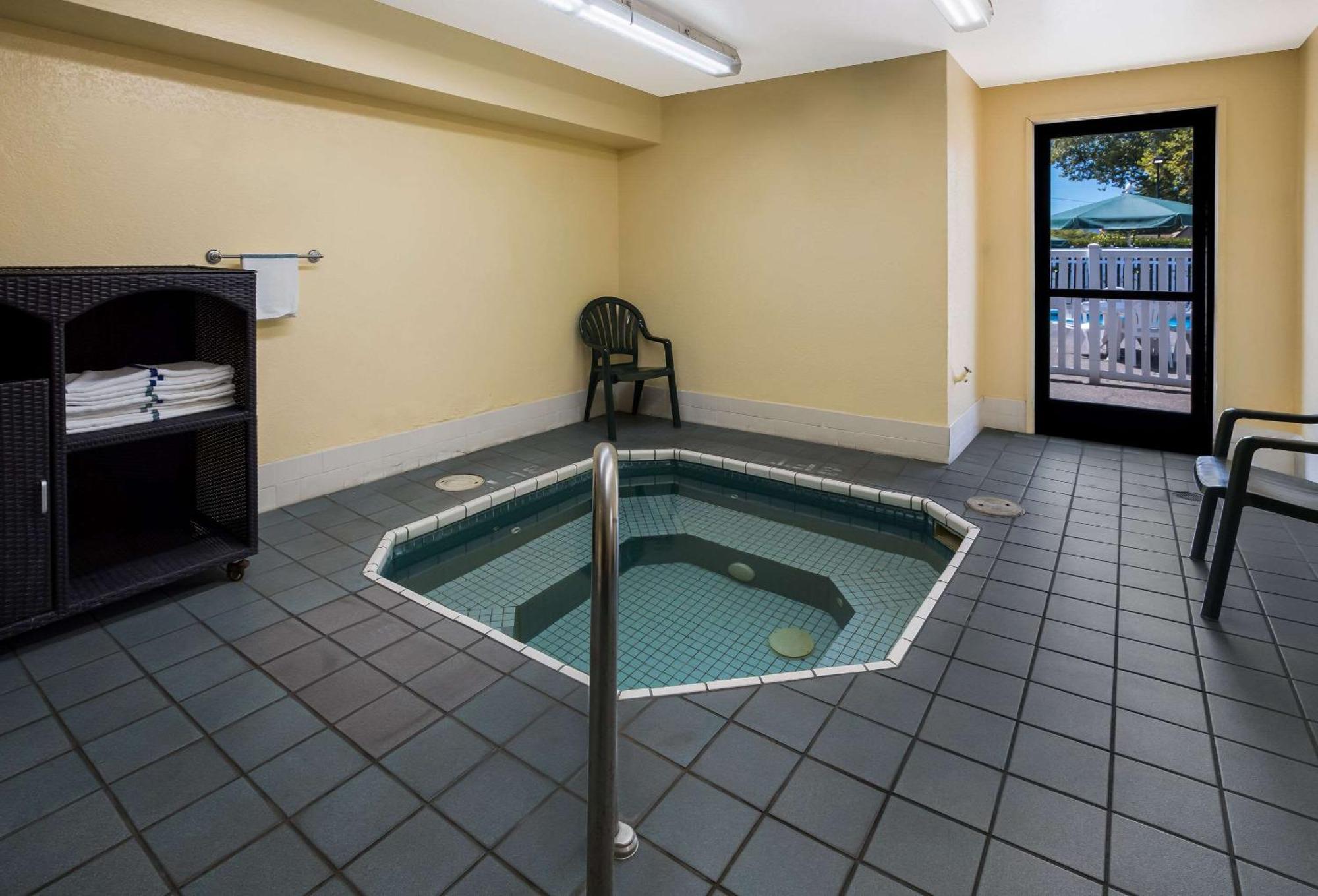 Quality Inn & Suites Medford Airport מראה חיצוני תמונה