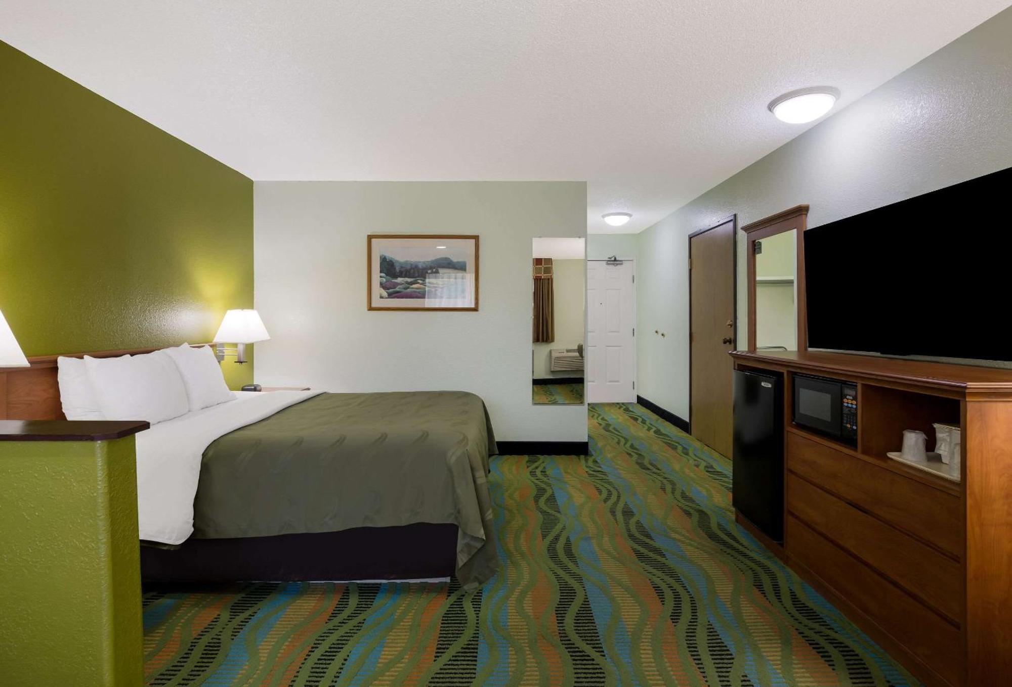 Quality Inn & Suites Medford Airport מראה חיצוני תמונה