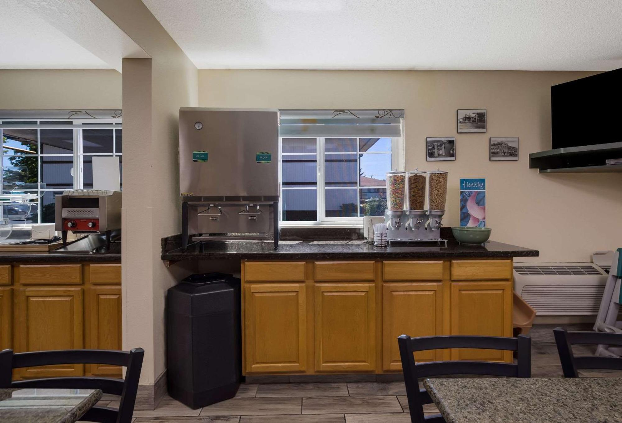 Quality Inn & Suites Medford Airport מראה חיצוני תמונה