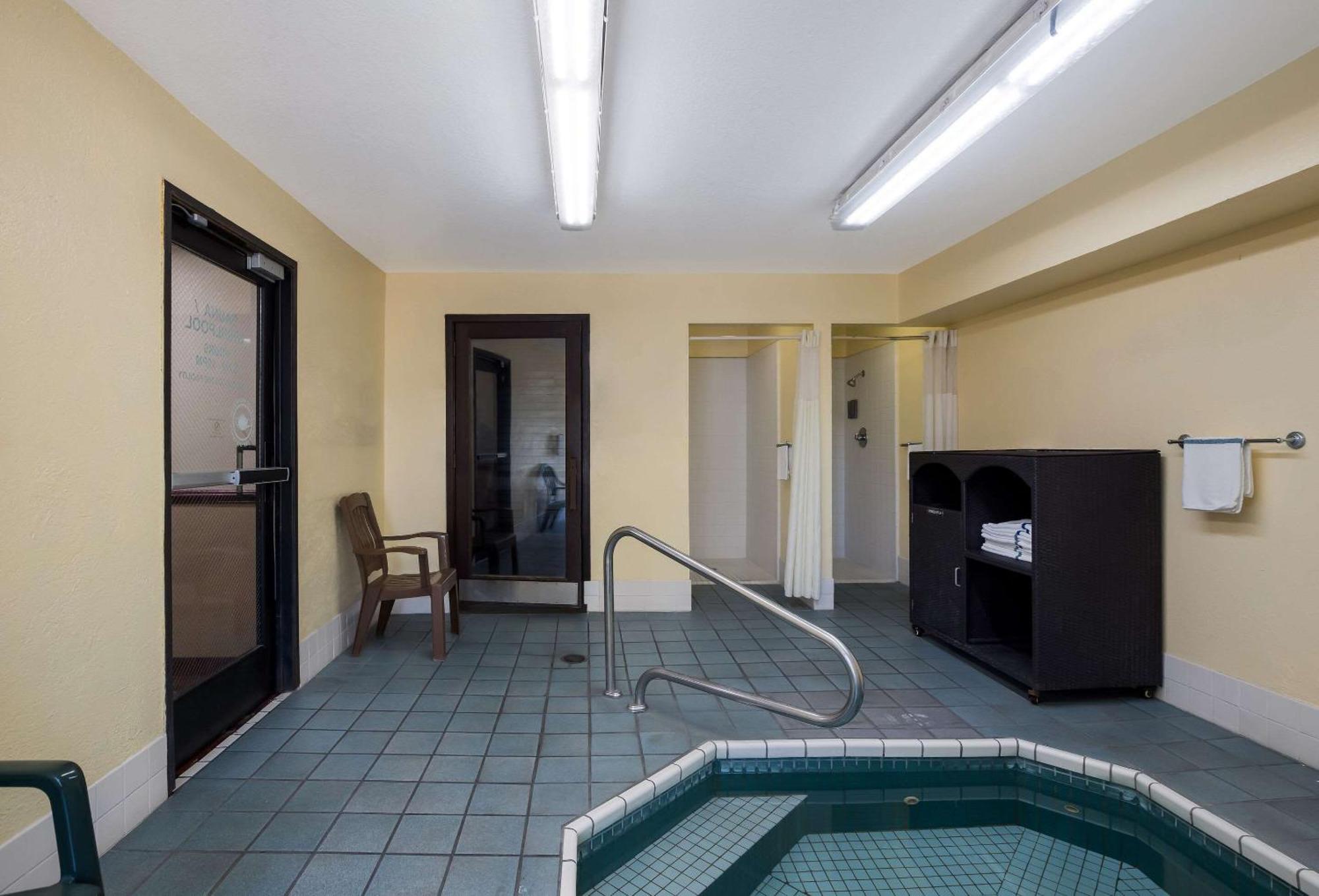 Quality Inn & Suites Medford Airport מראה חיצוני תמונה