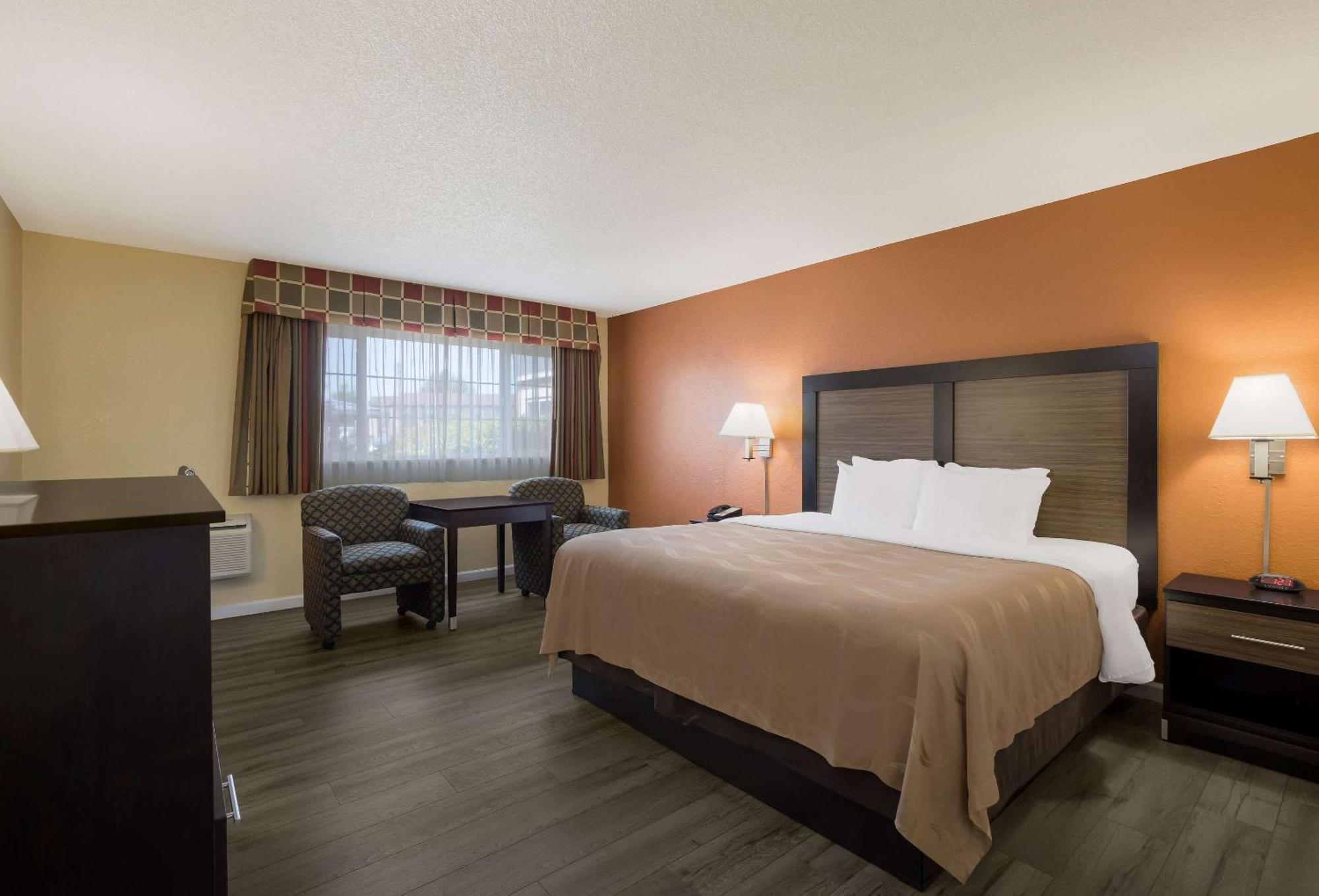 Quality Inn & Suites Medford Airport מראה חיצוני תמונה