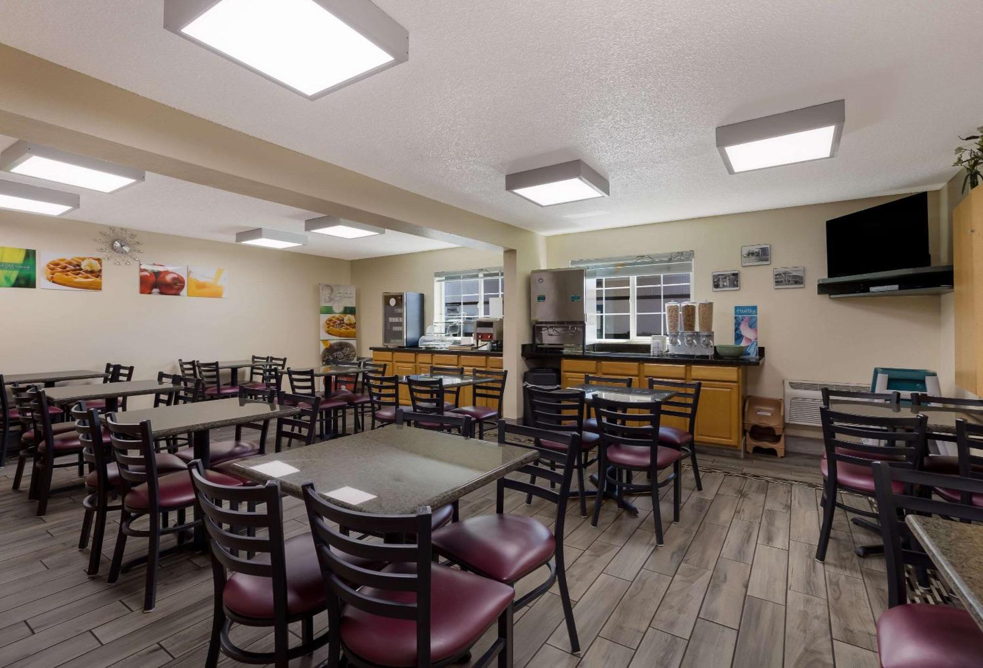Quality Inn & Suites Medford Airport מראה חיצוני תמונה