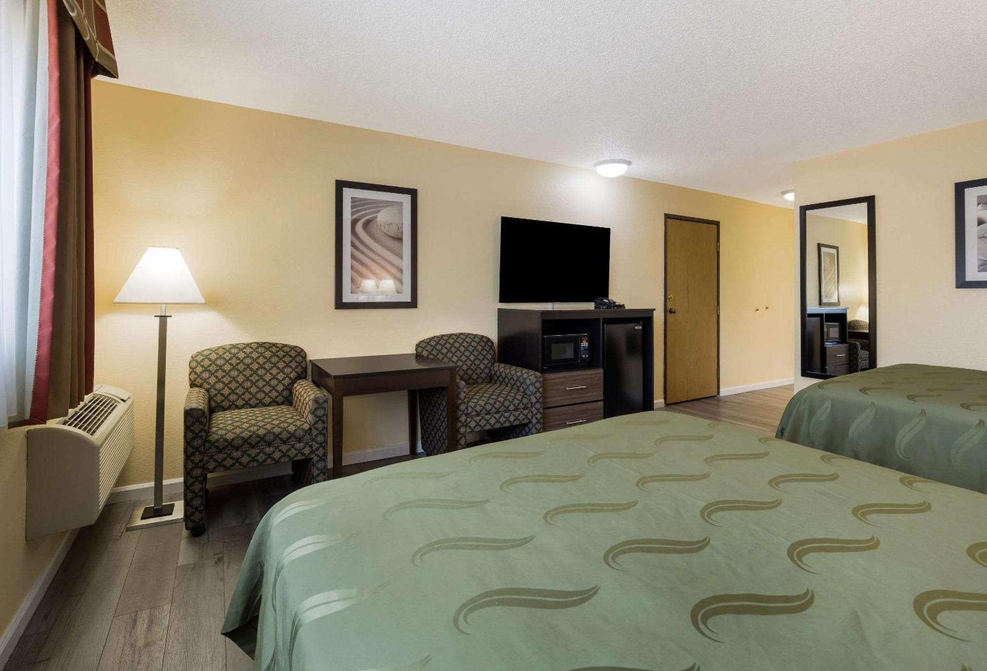 Quality Inn & Suites Medford Airport מראה חיצוני תמונה