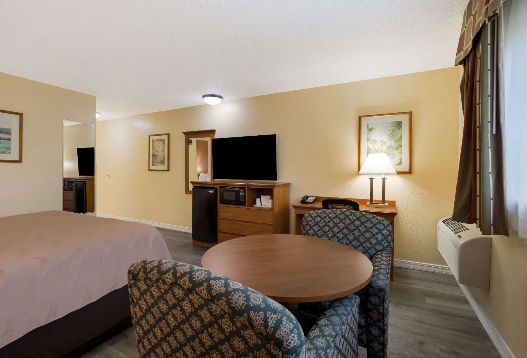 Quality Inn & Suites Medford Airport מראה חיצוני תמונה
