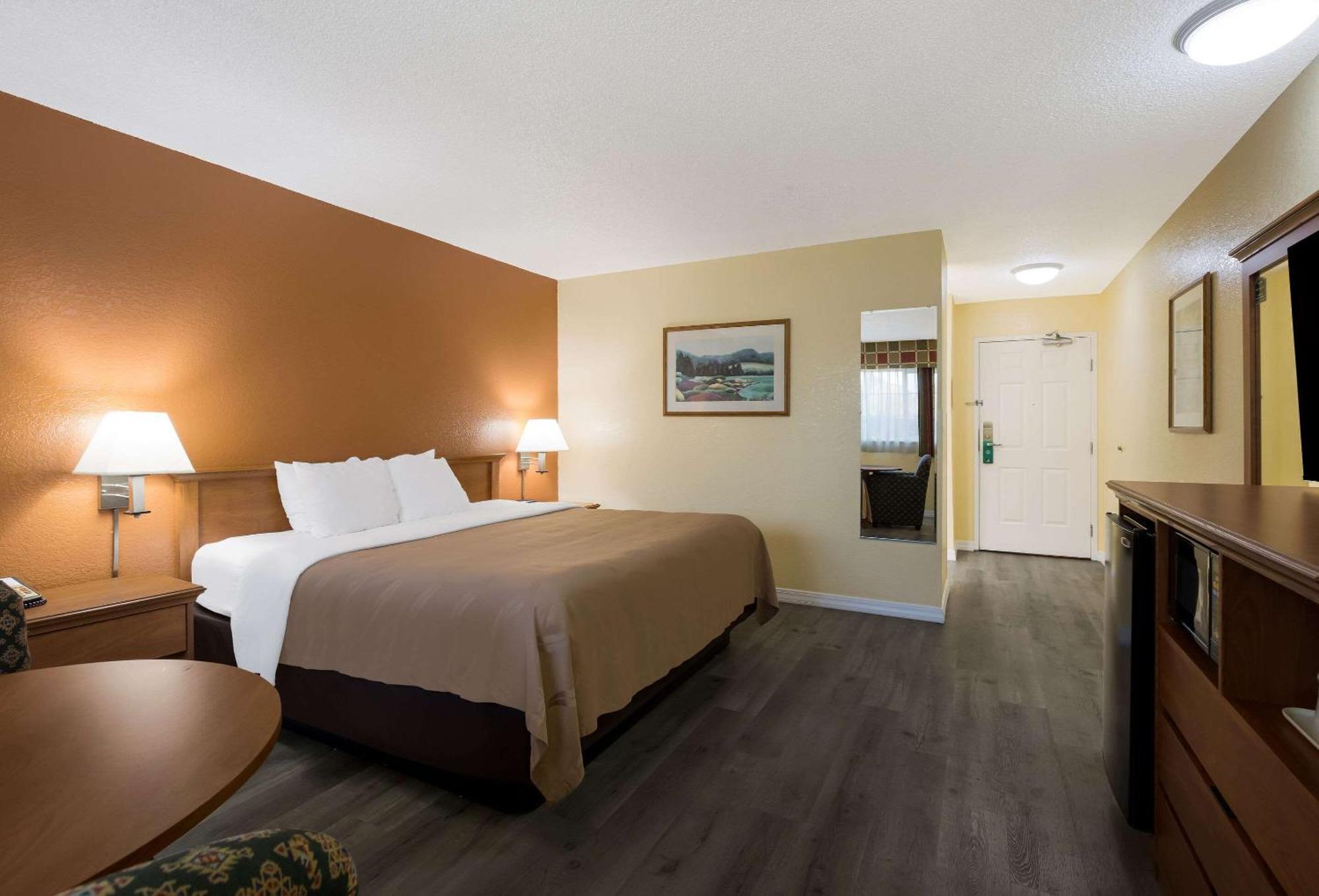 Quality Inn & Suites Medford Airport מראה חיצוני תמונה