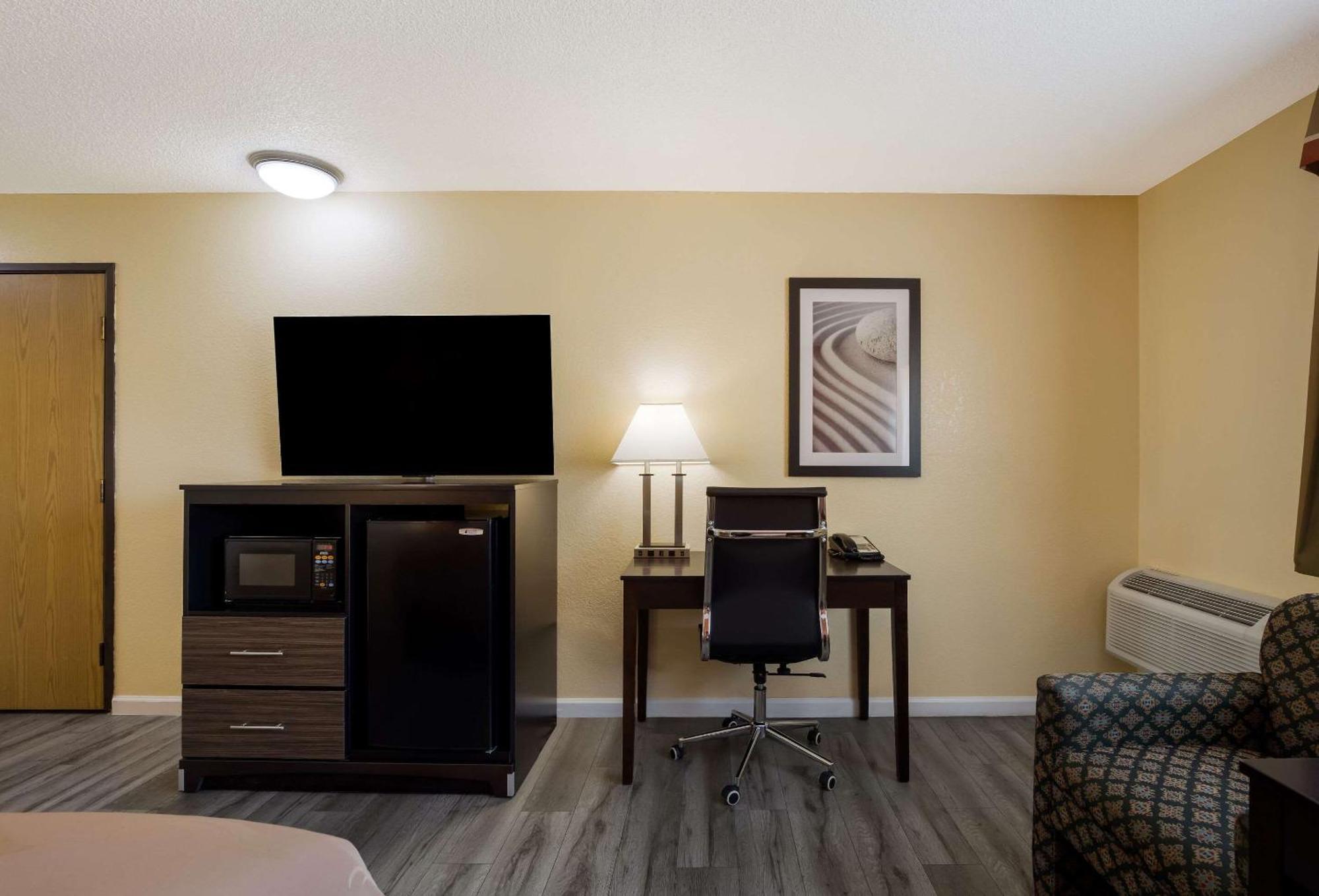 Quality Inn & Suites Medford Airport מראה חיצוני תמונה