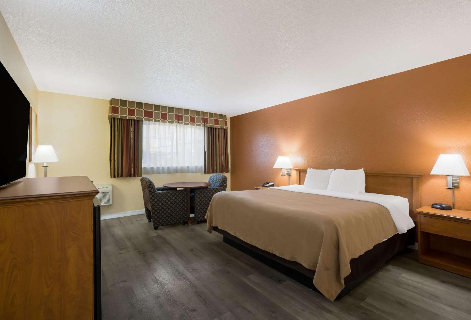 Quality Inn & Suites Medford Airport מראה חיצוני תמונה