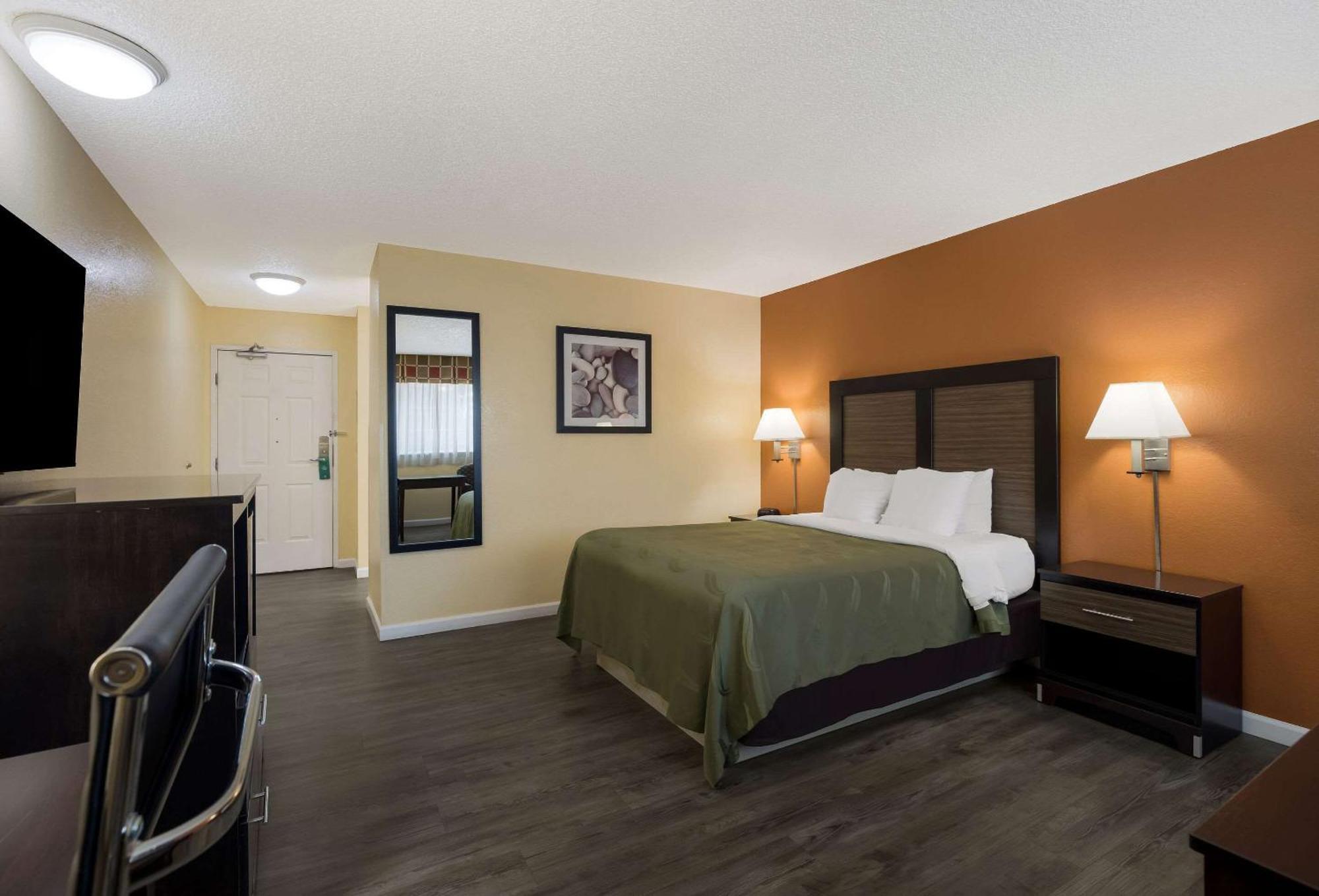 Quality Inn & Suites Medford Airport מראה חיצוני תמונה