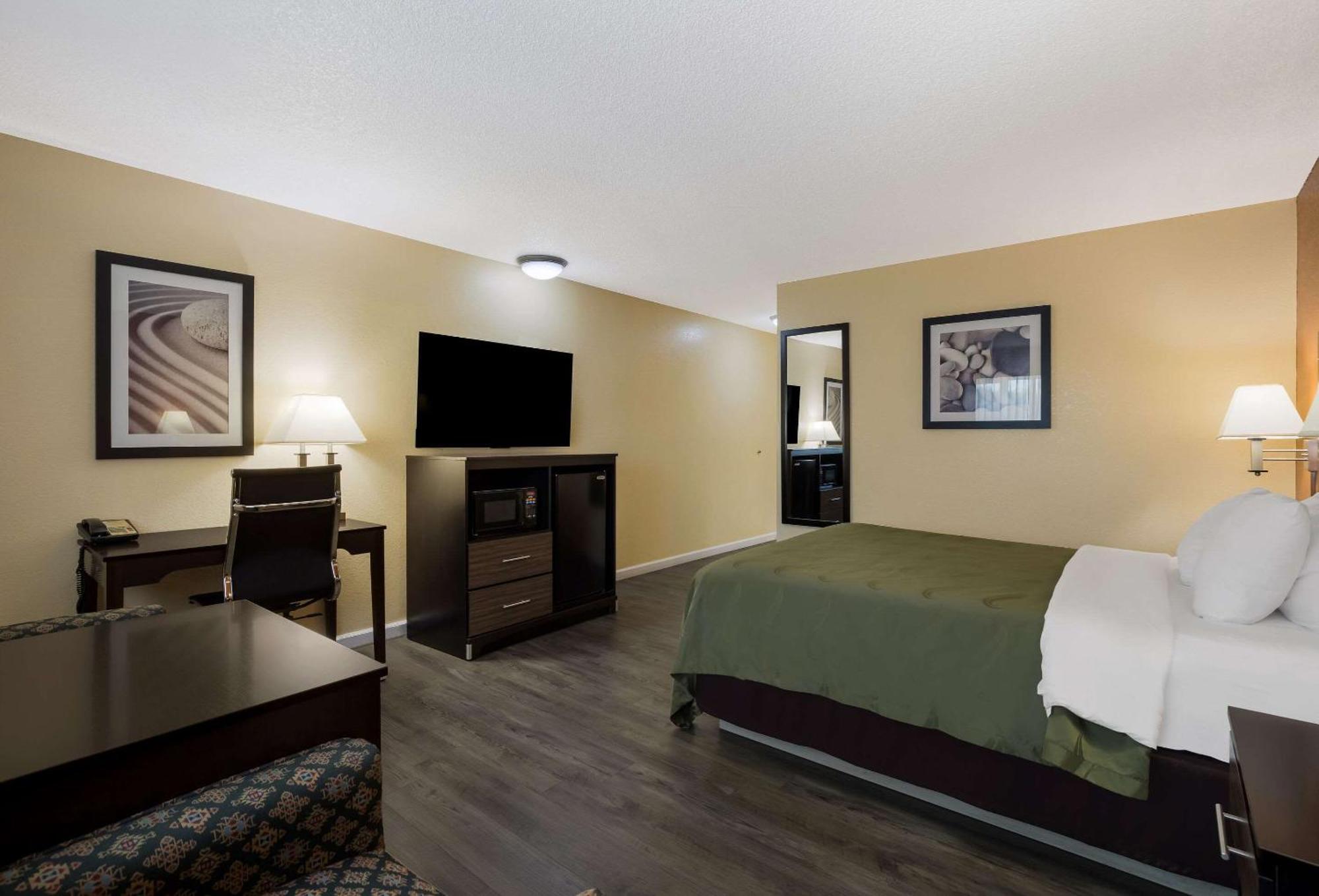 Quality Inn & Suites Medford Airport מראה חיצוני תמונה