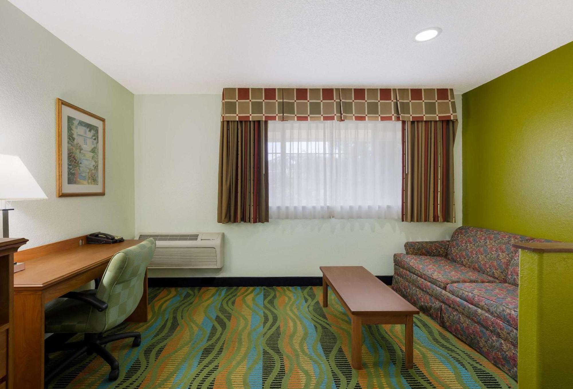 Quality Inn & Suites Medford Airport מראה חיצוני תמונה