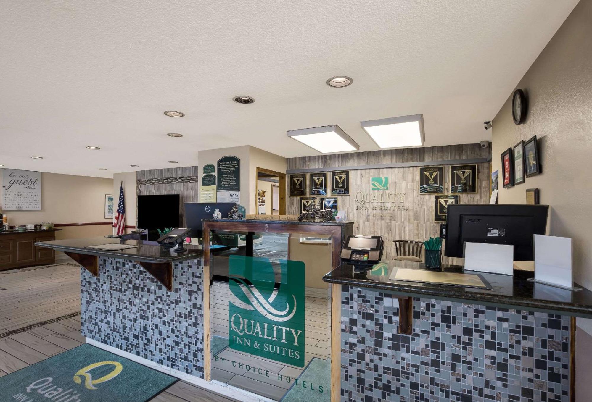 Quality Inn & Suites Medford Airport מראה חיצוני תמונה