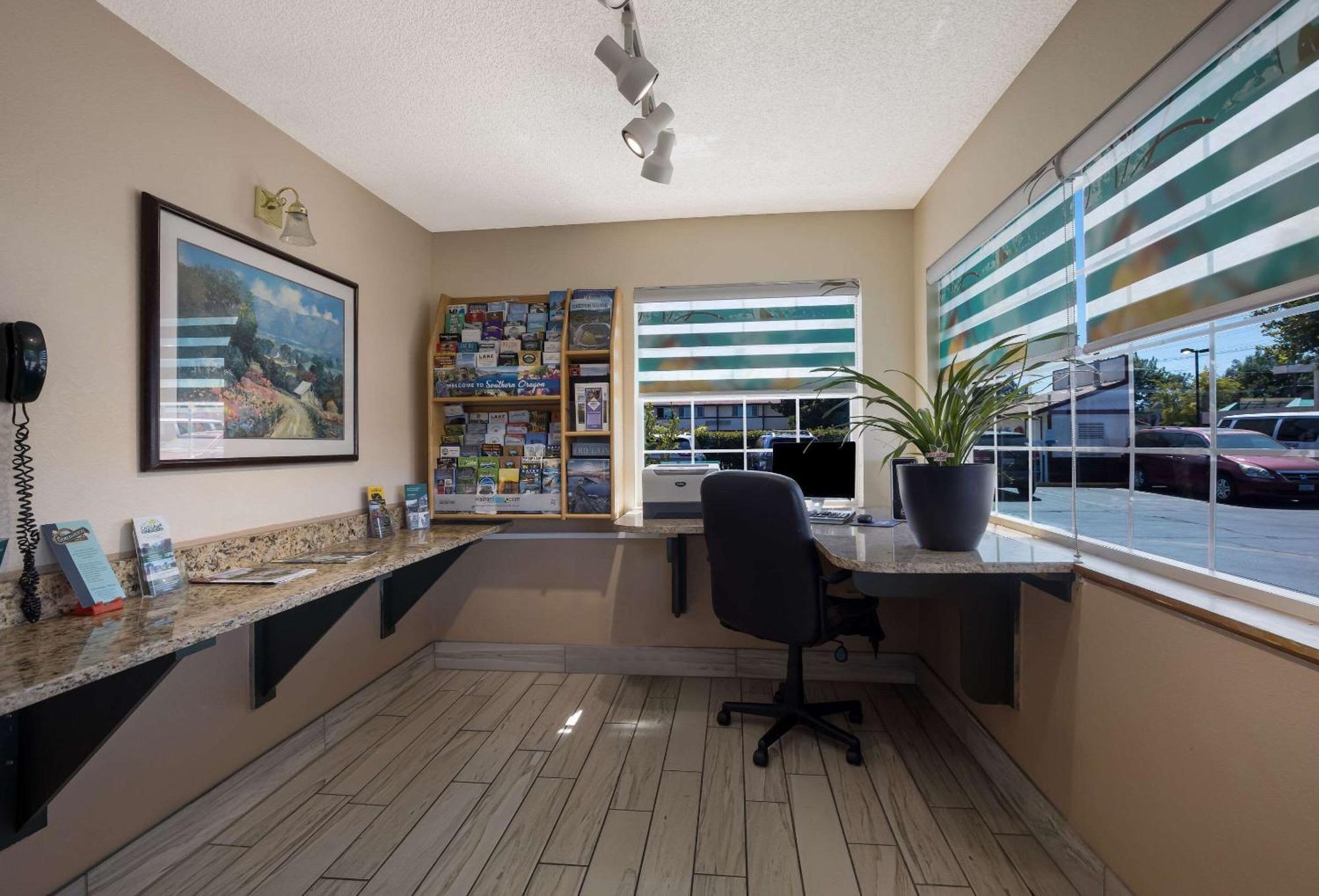 Quality Inn & Suites Medford Airport מראה חיצוני תמונה