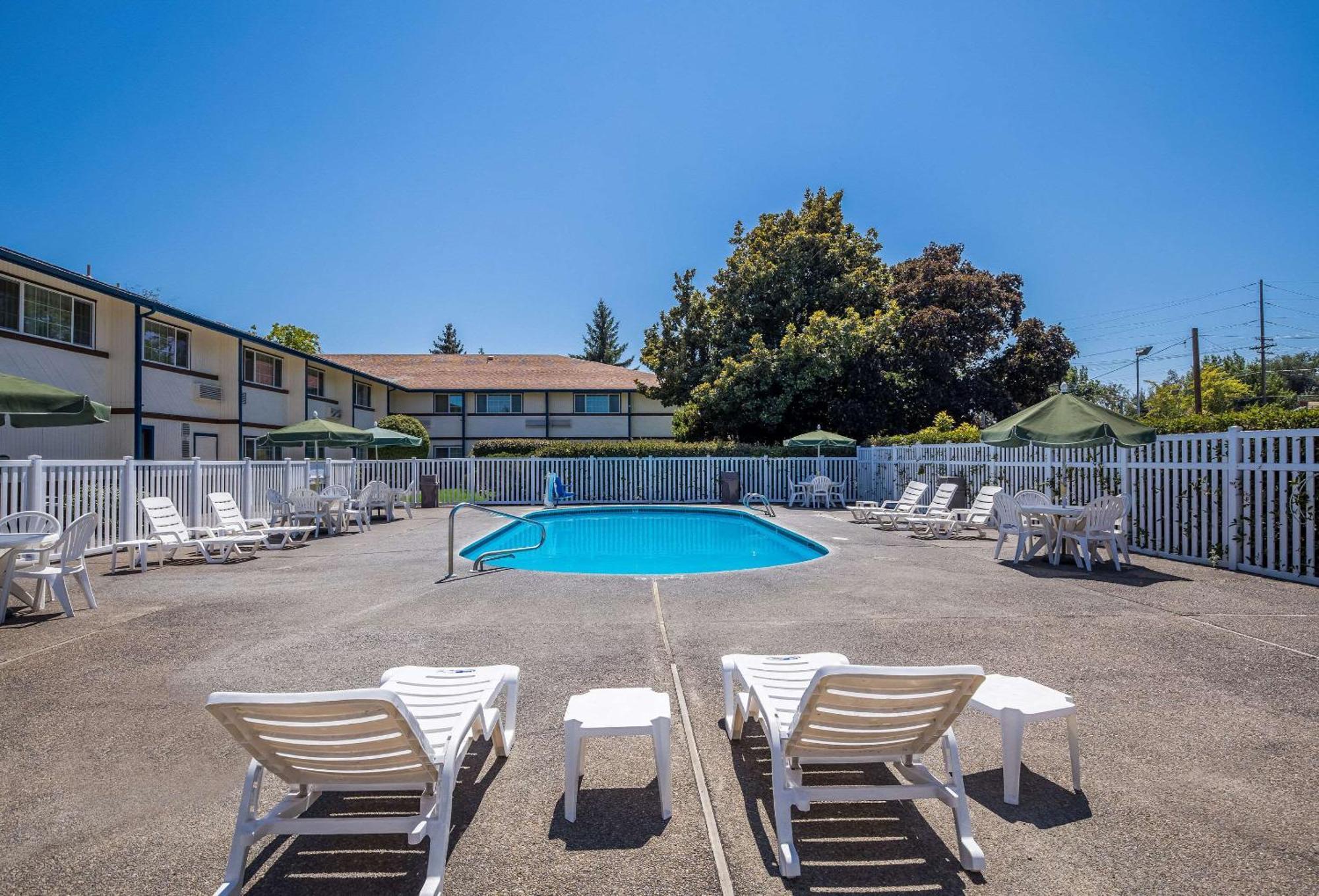 Quality Inn & Suites Medford Airport מראה חיצוני תמונה