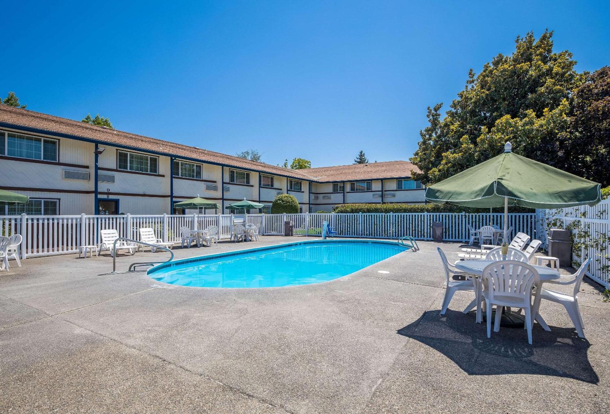 Quality Inn & Suites Medford Airport מראה חיצוני תמונה