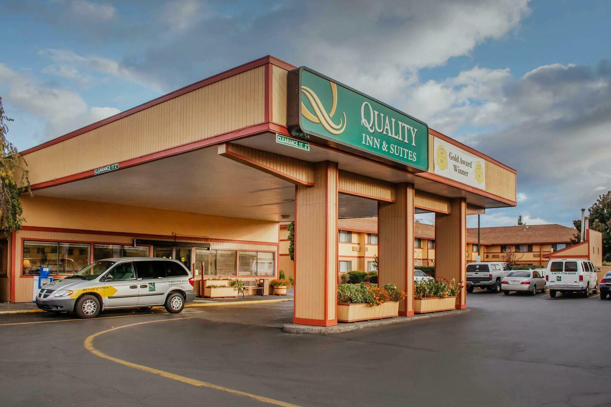 Quality Inn & Suites Medford Airport מראה חיצוני תמונה