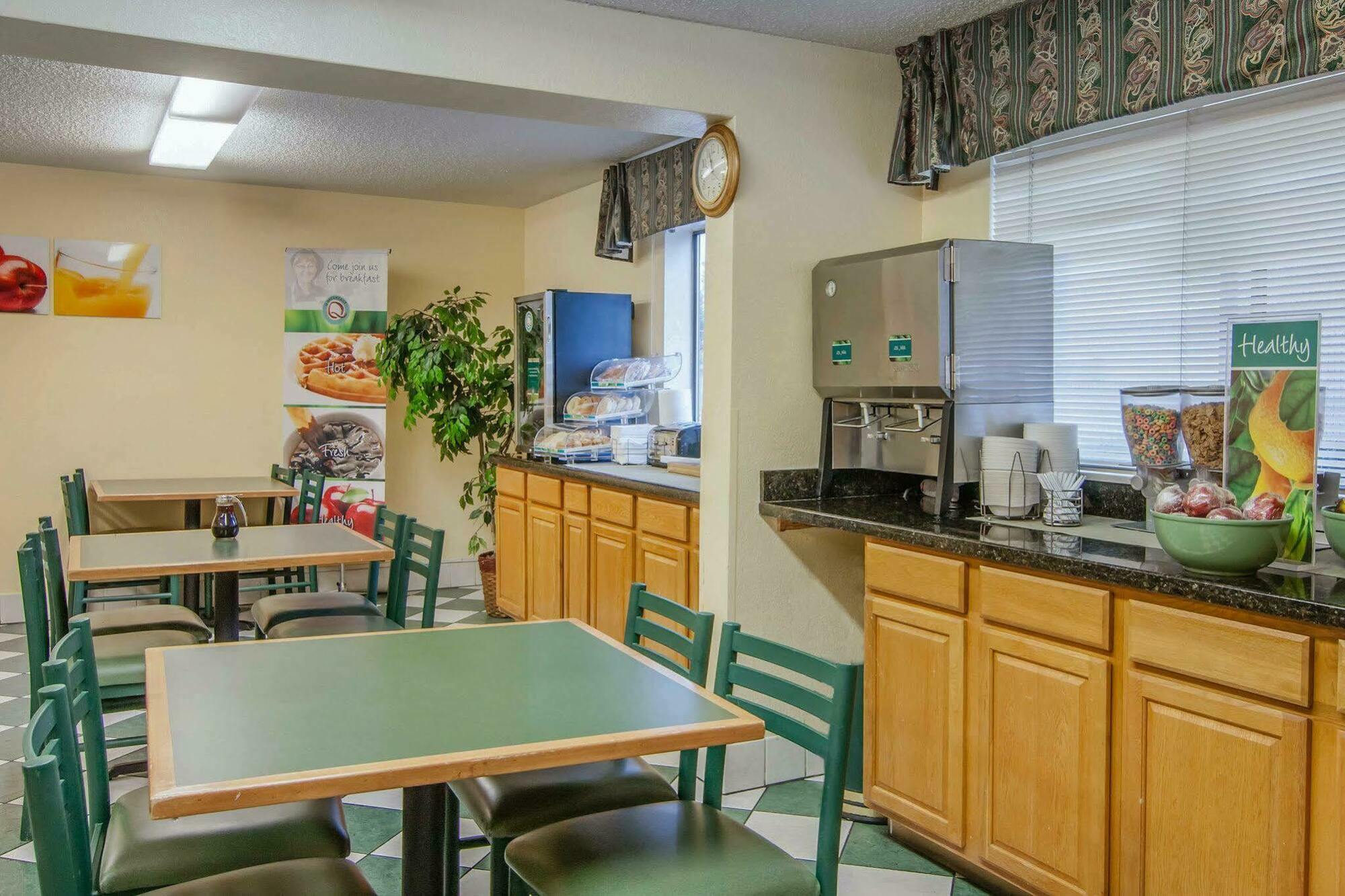 Quality Inn & Suites Medford Airport מראה חיצוני תמונה