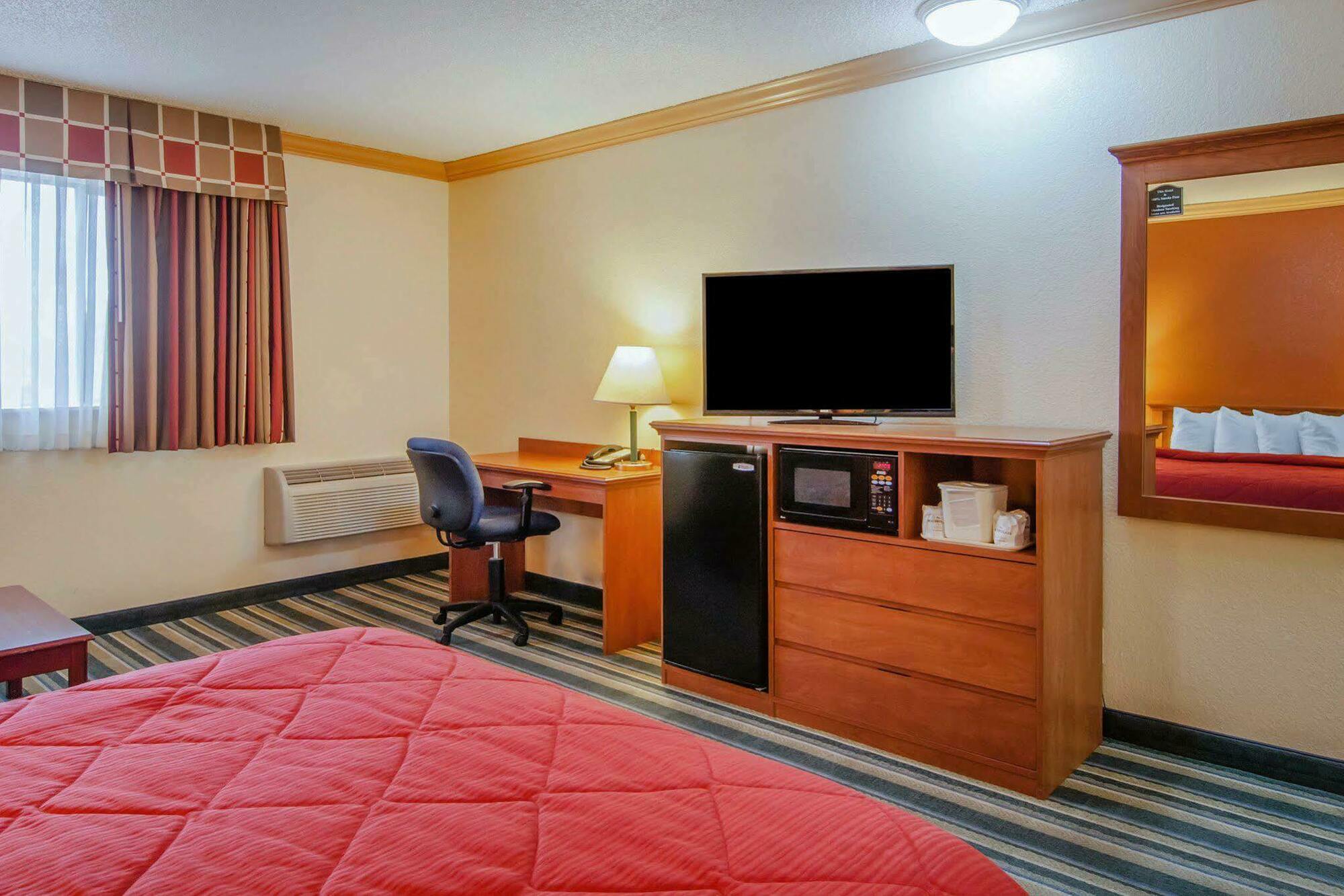 Quality Inn & Suites Medford Airport מראה חיצוני תמונה