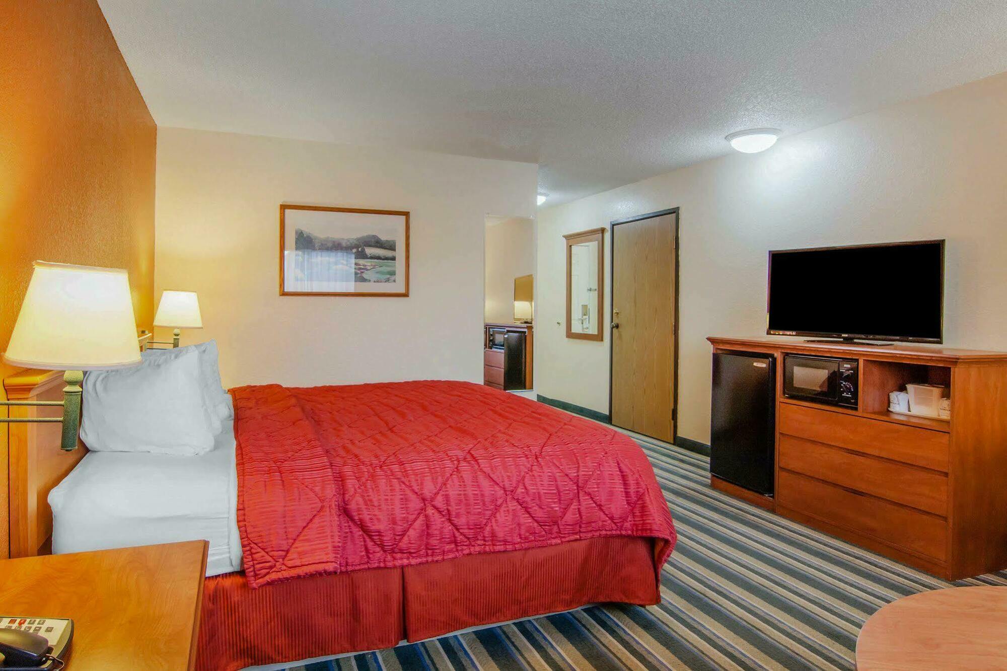 Quality Inn & Suites Medford Airport מראה חיצוני תמונה