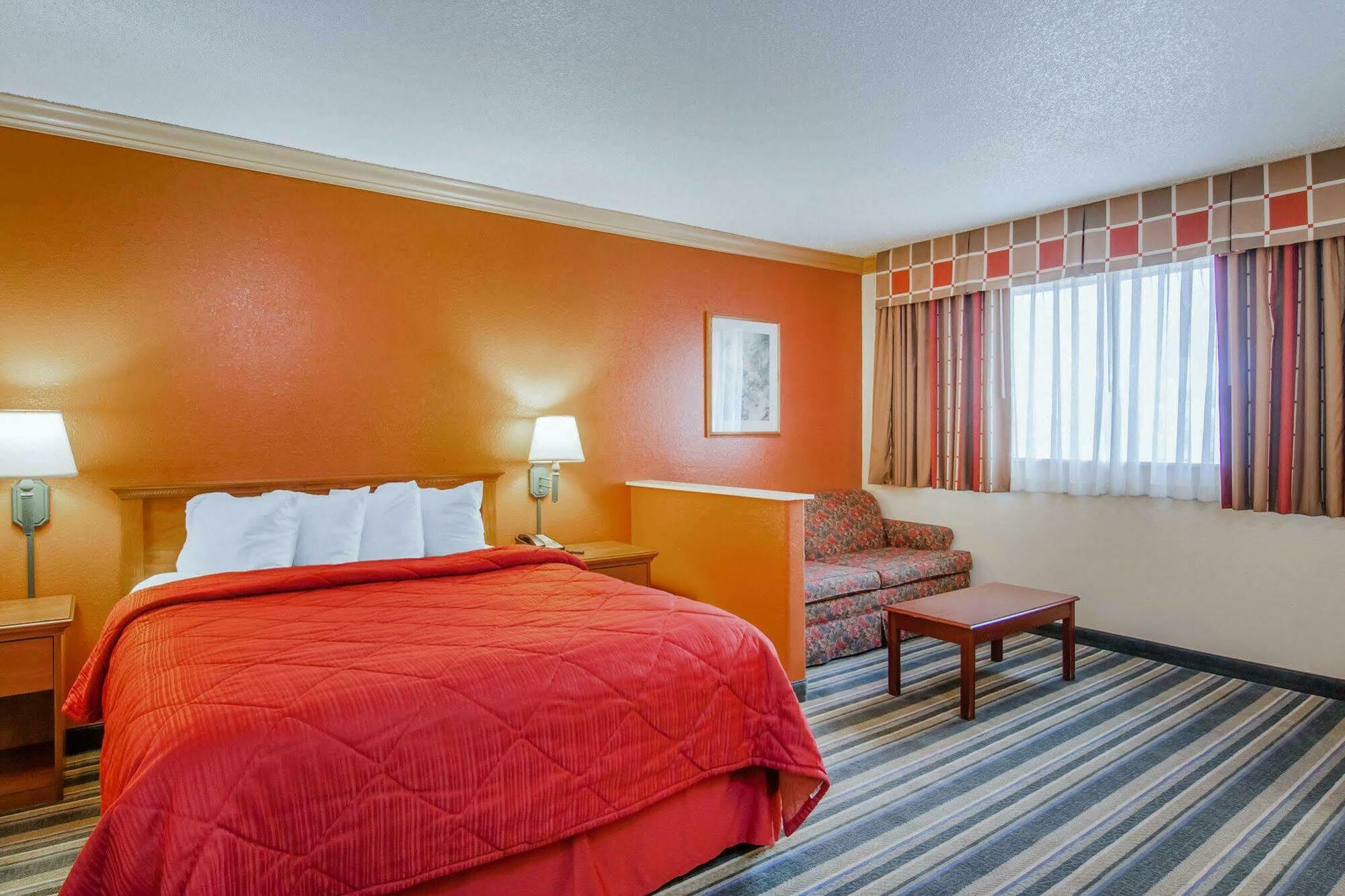 Quality Inn & Suites Medford Airport מראה חיצוני תמונה