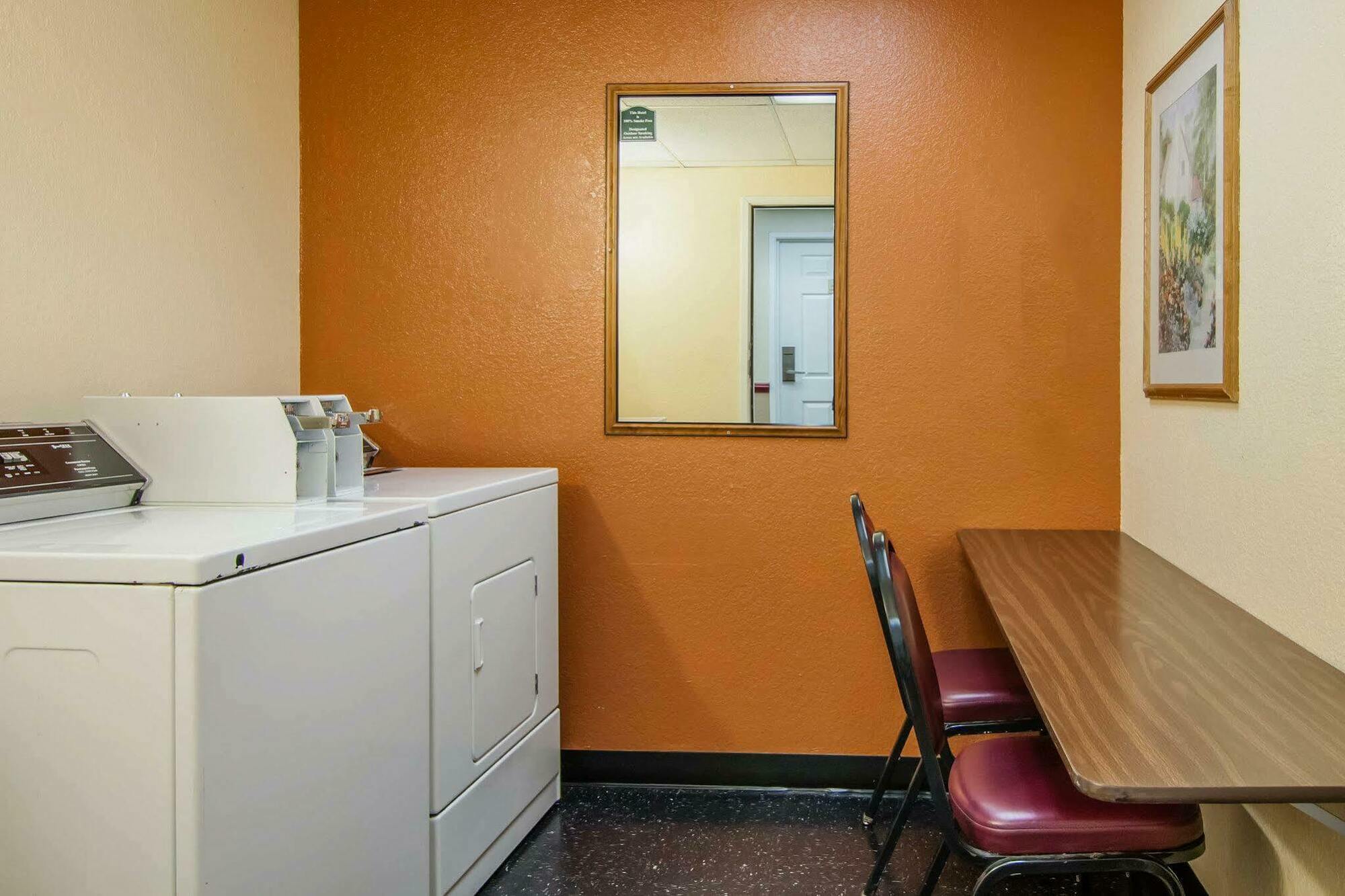 Quality Inn & Suites Medford Airport מראה חיצוני תמונה
