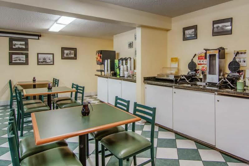 Quality Inn & Suites Medford Airport מראה חיצוני תמונה